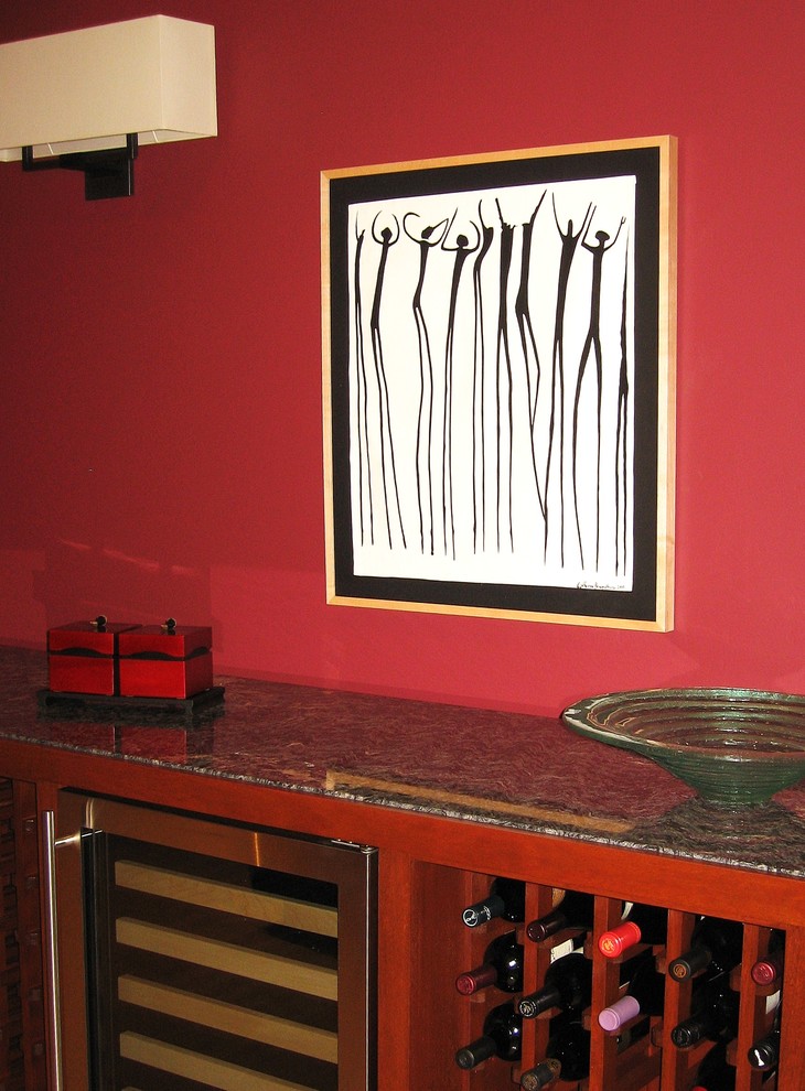 На фото: большая отдельная столовая в современном стиле с красными стенами, полом из керамогранита и бежевым полом без камина с