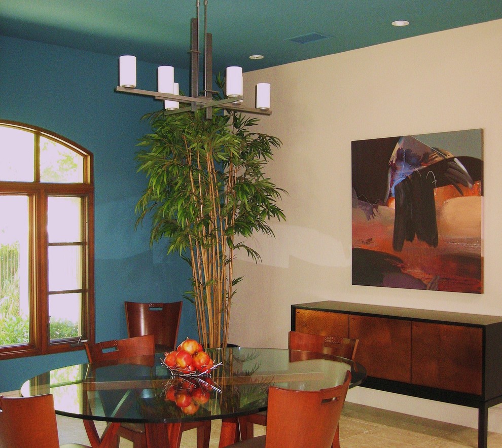 Idéer för en stor modern matplats med öppen planlösning, med blå väggar, klinkergolv i porslin och beiget golv