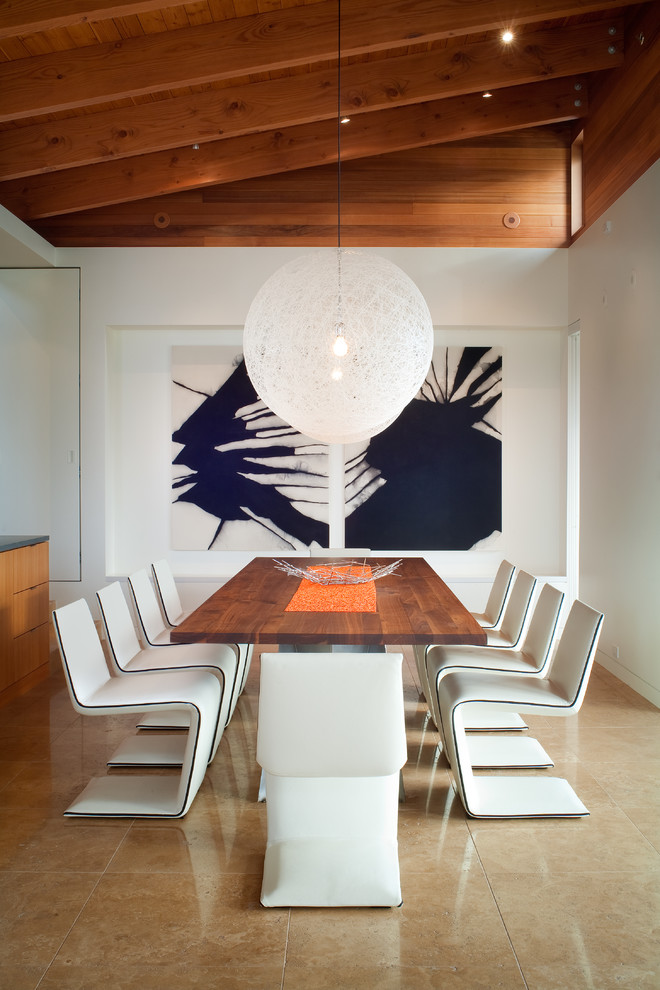 Foto di una sala da pranzo minimal con pareti bianche e pavimento beige