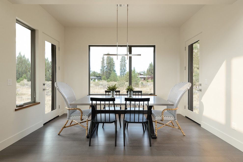 Idee per una sala da pranzo aperta verso il soggiorno contemporanea di medie dimensioni con pavimento in bambù e pavimento grigio