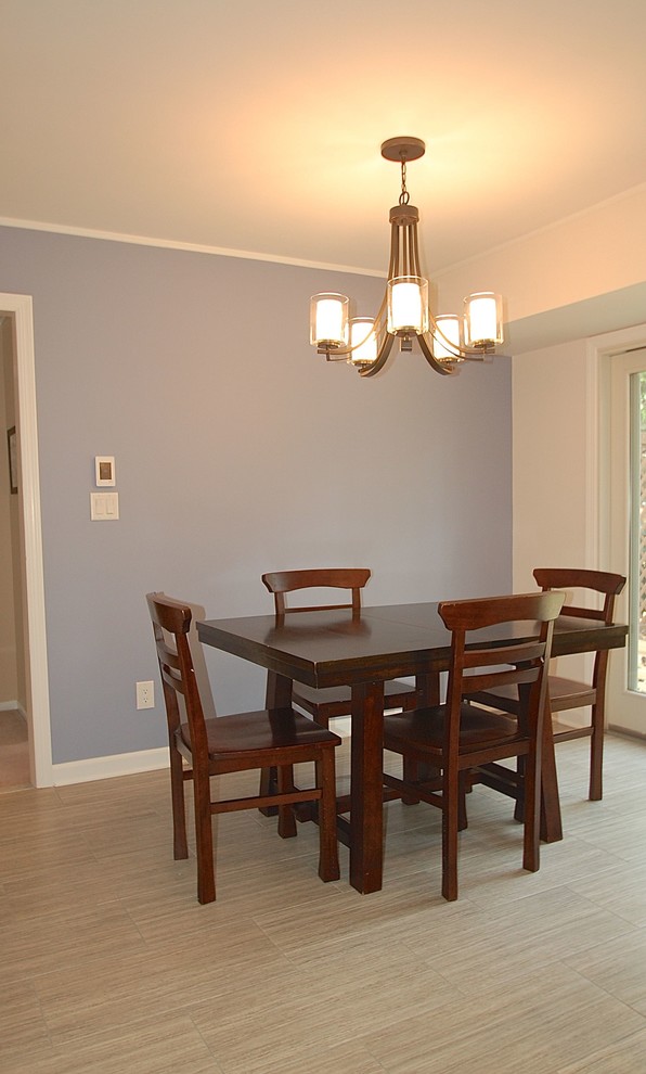 Cette image montre une salle à manger ouverte sur la cuisine traditionnelle de taille moyenne avec un sol en carrelage de porcelaine, un mur violet, aucune cheminée et un sol beige.