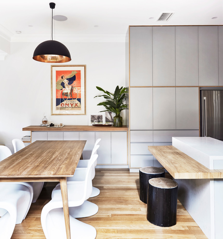 Mittelgroßes Modernes Esszimmer ohne Kamin mit hellem Holzboden und weißer Wandfarbe in Sydney