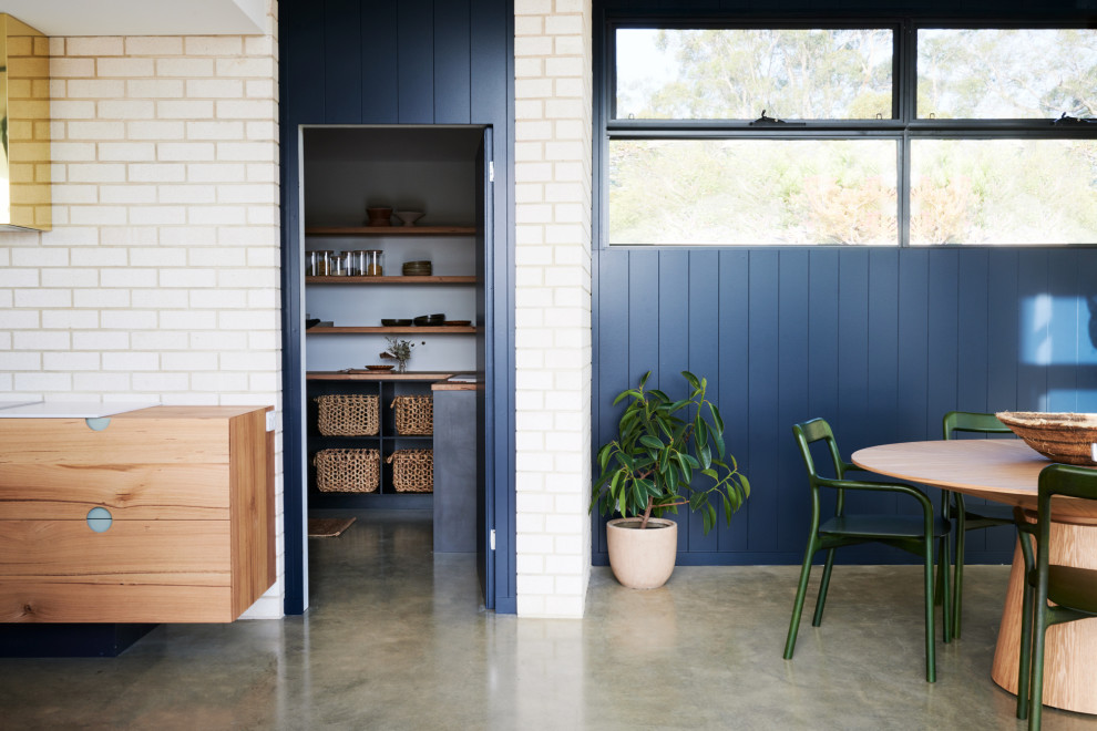 Idéer för stora skandinaviska kök med matplatser, med blå väggar, betonggolv och grått golv
