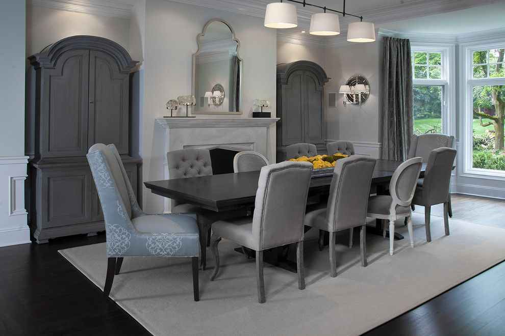 Idée de décoration pour une rideau de salle à manger design avec un mur gris et parquet foncé.