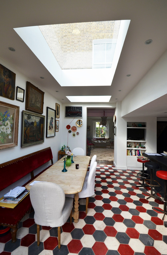 Foto di una sala da pranzo aperta verso la cucina eclettica di medie dimensioni con pareti bianche e pavimento con piastrelle in ceramica