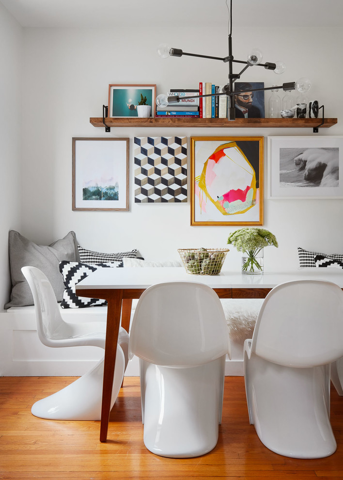 Immagine di una piccola sala da pranzo aperta verso la cucina tradizionale con pareti bianche, parquet chiaro e pavimento bianco