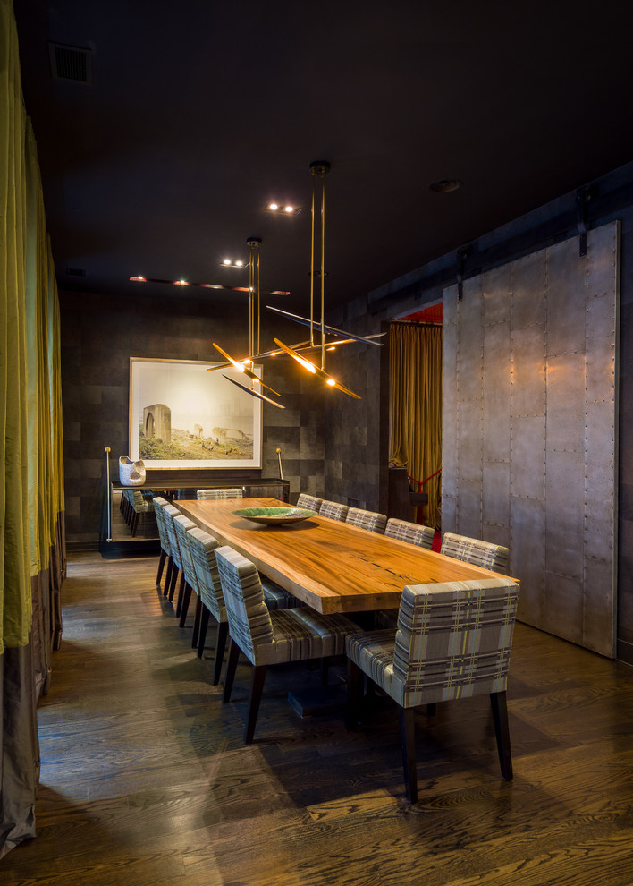 Idées déco pour une salle à manger contemporaine fermée avec un mur gris, parquet foncé et un sol marron.