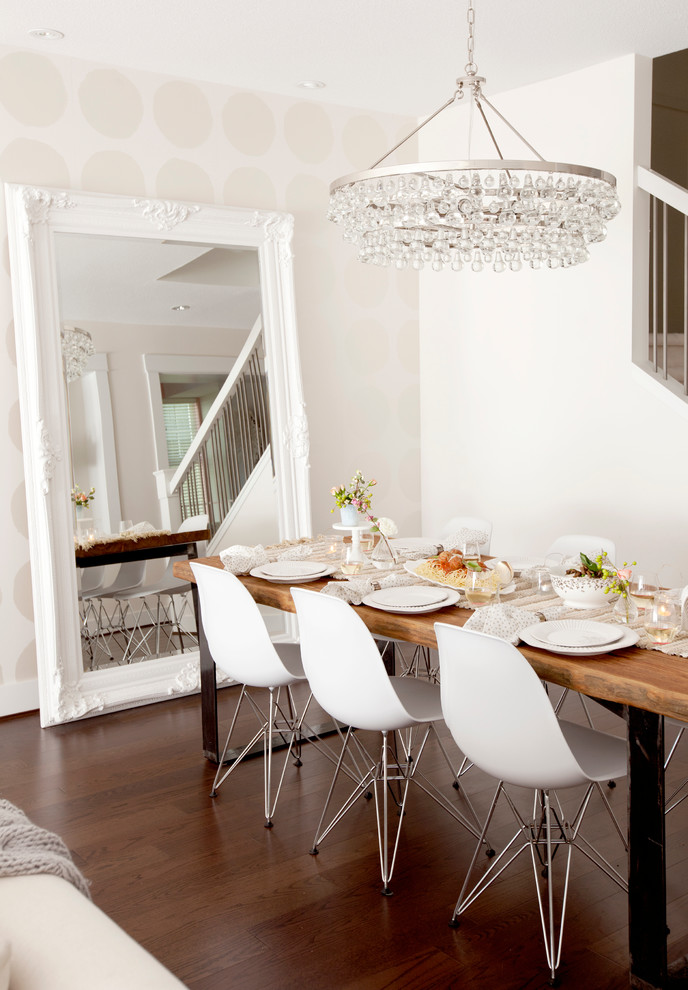 Cette image montre une salle à manger ouverte sur le salon design avec un mur blanc et parquet foncé.
