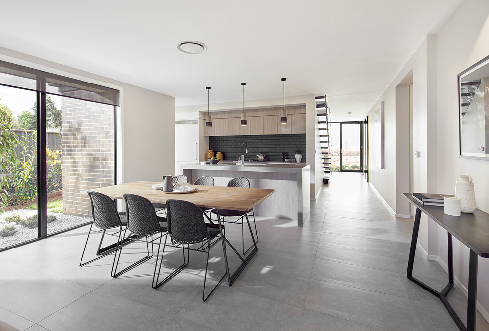 Идея дизайна: кухня-столовая среднего размера в современном стиле с бежевыми стенами, полом из керамогранита и серым полом