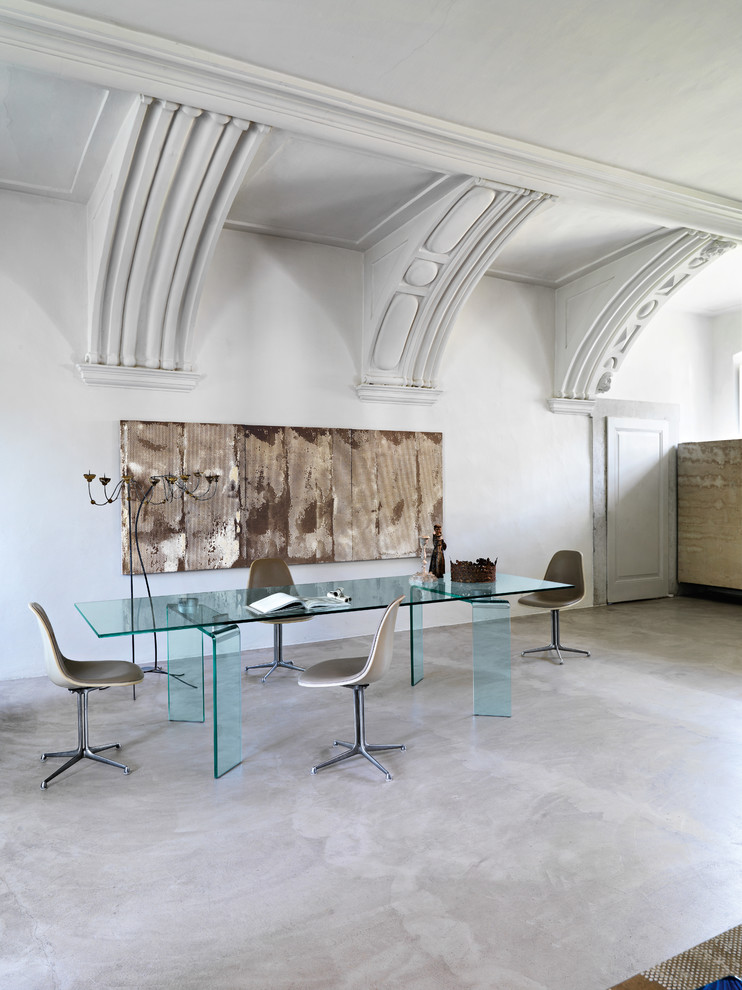 Источник вдохновения для домашнего уюта: большая гостиная-столовая в современном стиле с белыми стенами, бетонным полом и серым полом