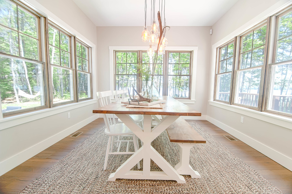 Immagine di una sala da pranzo aperta verso la cucina stile americano di medie dimensioni con pareti grigie, pavimento in legno massello medio e pavimento marrone