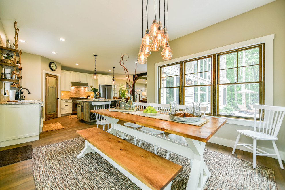 Idée de décoration pour une salle à manger ouverte sur la cuisine craftsman de taille moyenne avec un mur gris, un sol en bois brun et un sol marron.
