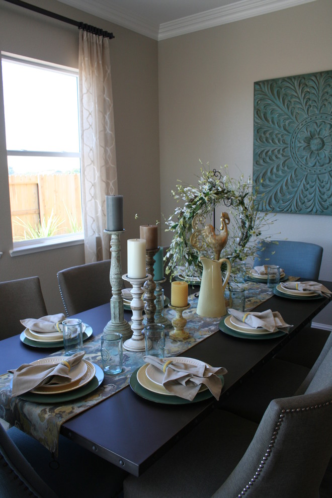 Immagine di una sala da pranzo aperta verso la cucina boho chic di medie dimensioni con pareti grigie e parquet chiaro