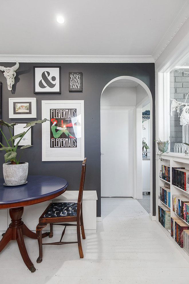 Inspiration pour une petite salle à manger ouverte sur la cuisine bohème avec un mur noir, parquet clair et un sol blanc.