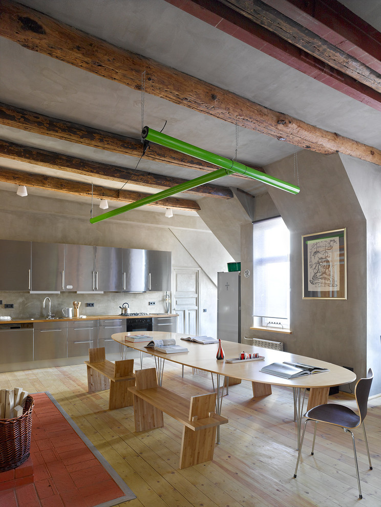 Idee per una sala da pranzo aperta verso la cucina bohémian con pareti grigie e parquet chiaro