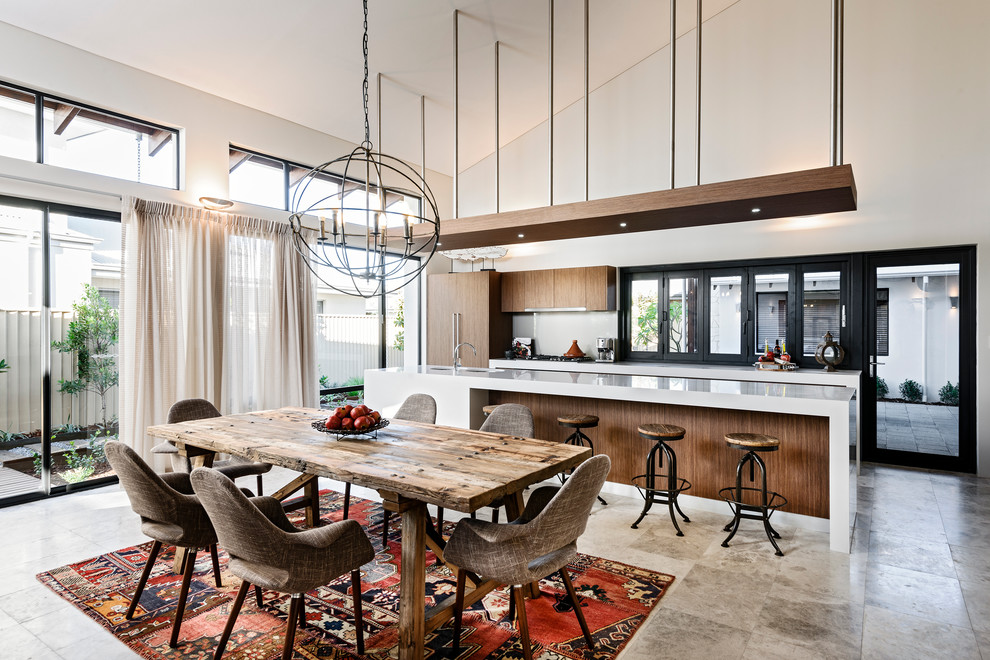 Große Moderne Wohnküche mit Travertin in Perth