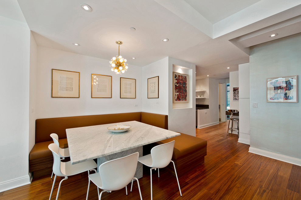 Foto de comedor contemporáneo abierto con paredes blancas y suelo de madera en tonos medios
