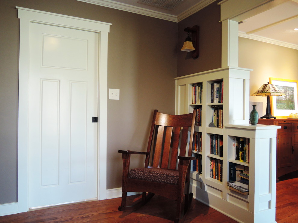Idée de décoration pour une petite salle à manger craftsman avec un mur marron, un sol en bois brun et éclairage.