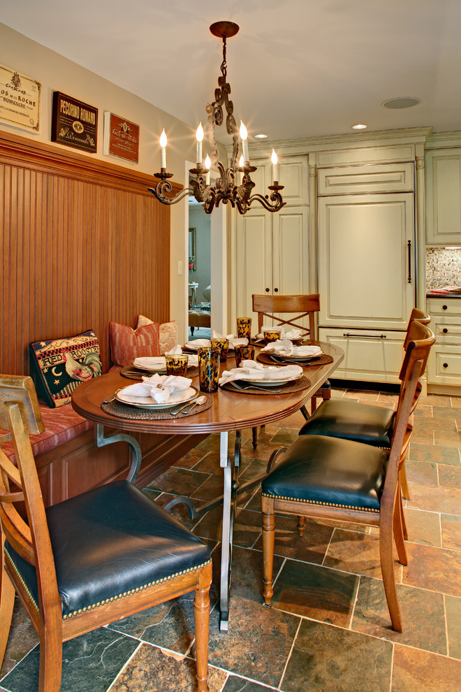 Klassische Wohnküche mit beiger Wandfarbe in New York