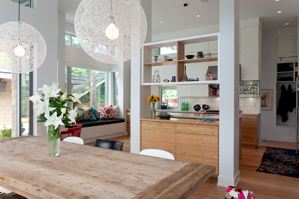 Esempio di una sala da pranzo aperta verso la cucina minimalista