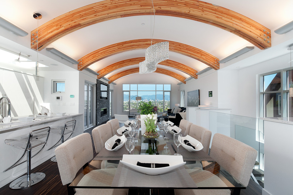 Immagine di una sala da pranzo aperta verso il soggiorno contemporanea con pareti bianche