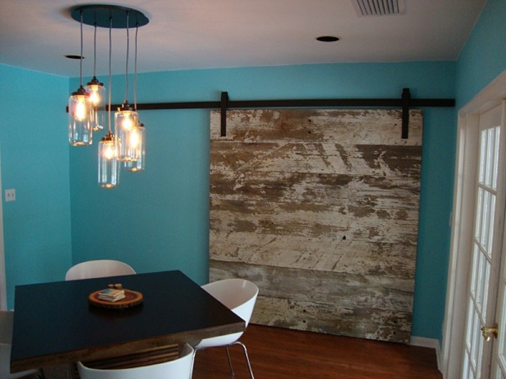Bild på en mellanstor vintage separat matplats, med blå väggar och mellanmörkt trägolv