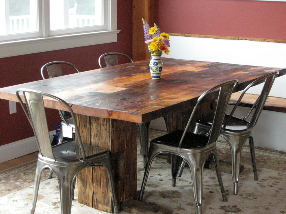 Esempio di una sala da pranzo rustica chiusa e di medie dimensioni con pareti rosse e pavimento in legno massello medio