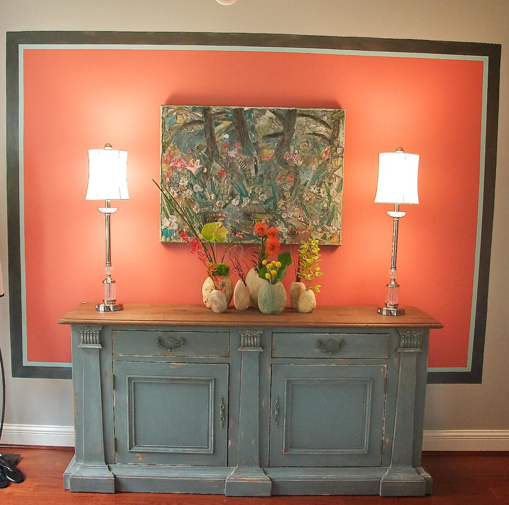 Geschlossenes, Mittelgroßes Stilmix Esszimmer mit oranger Wandfarbe und dunklem Holzboden in Baltimore
