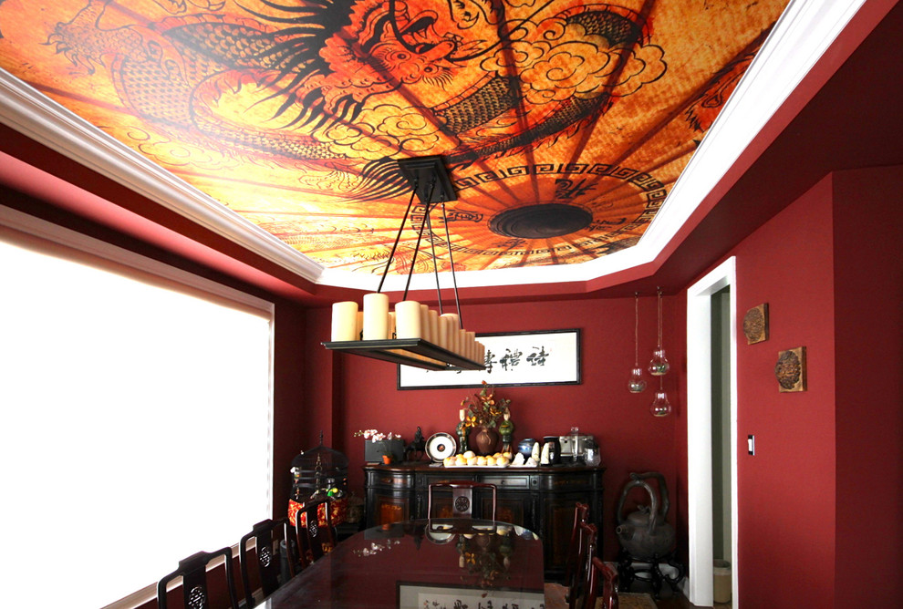 Aménagement d'une salle à manger asiatique fermée et de taille moyenne avec un mur rouge et un sol en bois brun.