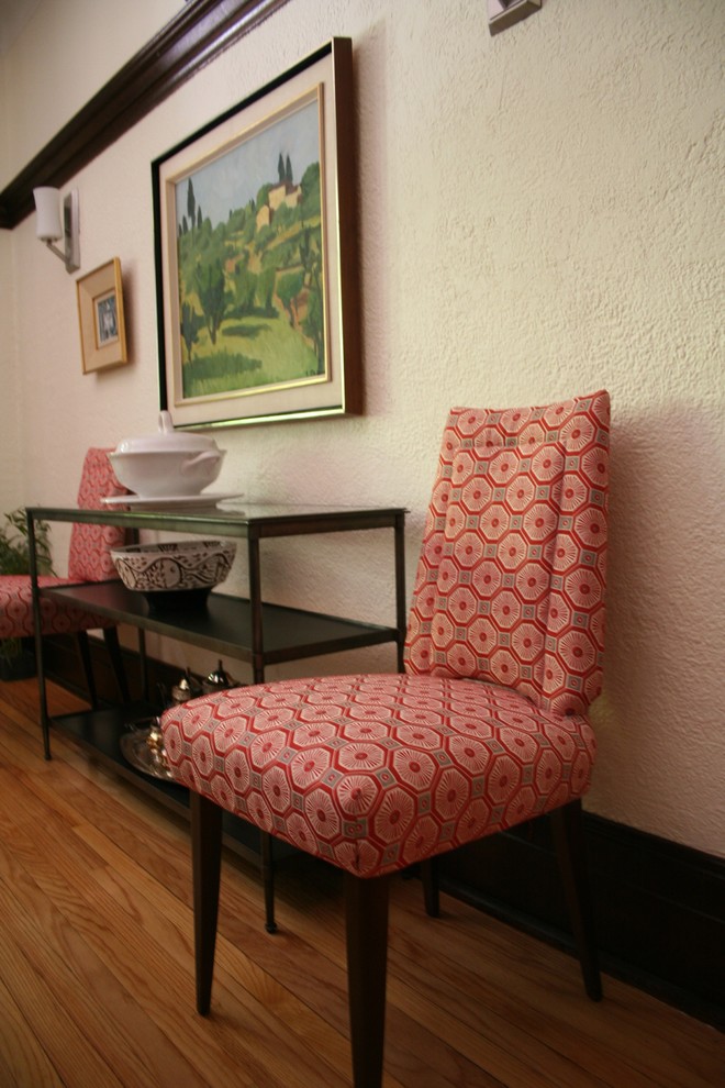 Esempio di una sala da pranzo aperta verso il soggiorno boho chic di medie dimensioni con pareti beige e pavimento in legno massello medio