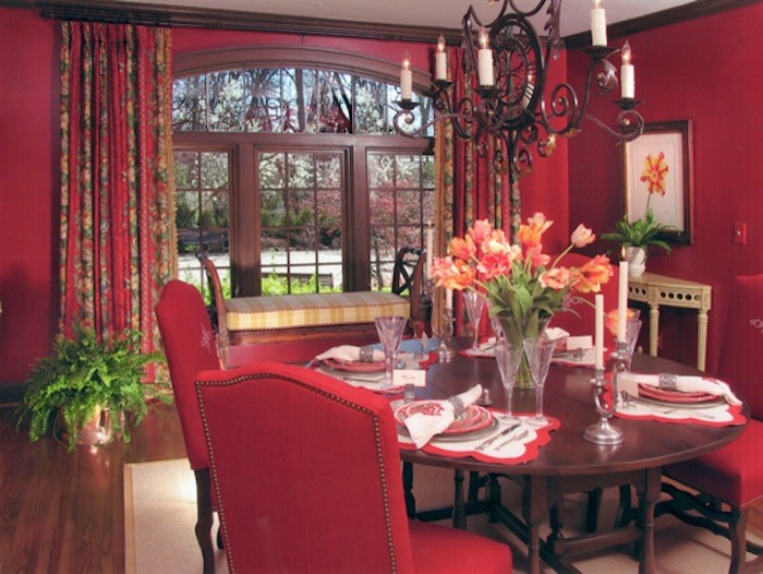 Источник вдохновения для домашнего уюта: кухня-столовая среднего размера в классическом стиле с красными стенами и паркетным полом среднего тона без камина