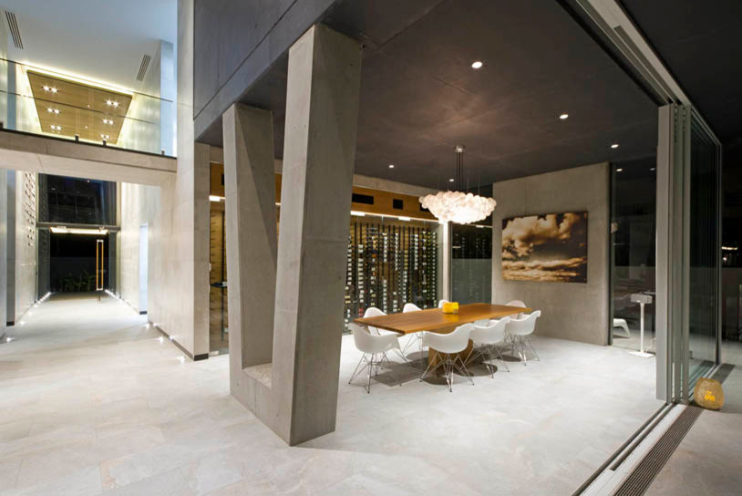 Ispirazione per una grande sala da pranzo aperta verso il soggiorno contemporanea con pareti grigie, pavimento in cemento e pavimento grigio