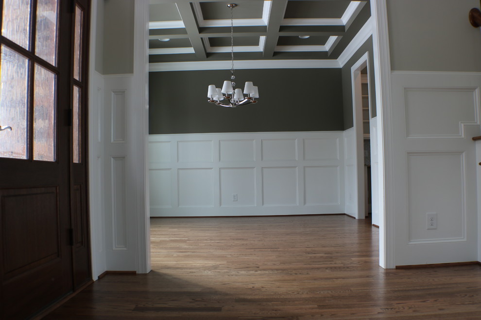 Großes, Geschlossenes Klassisches Esszimmer ohne Kamin mit grauer Wandfarbe, braunem Holzboden und braunem Boden in Raleigh