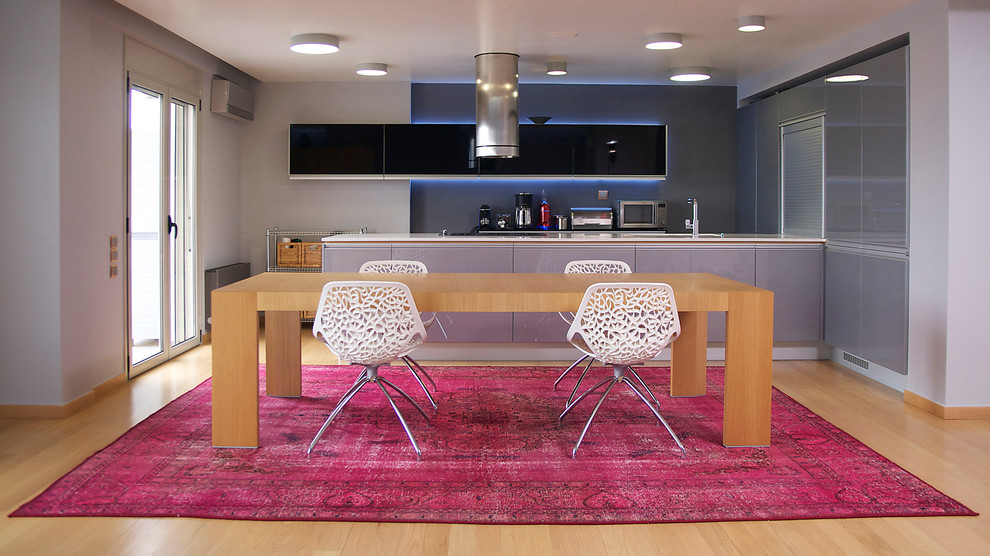На фото: огромная кухня-столовая в современном стиле с серыми стенами