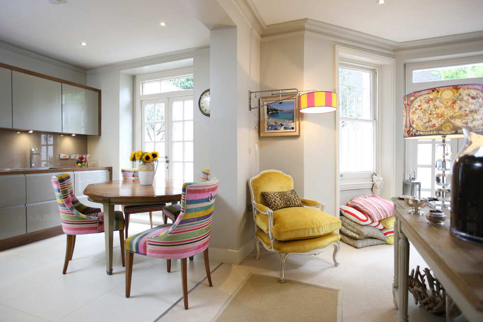 Moderne Wohnküche ohne Kamin mit grauer Wandfarbe in London