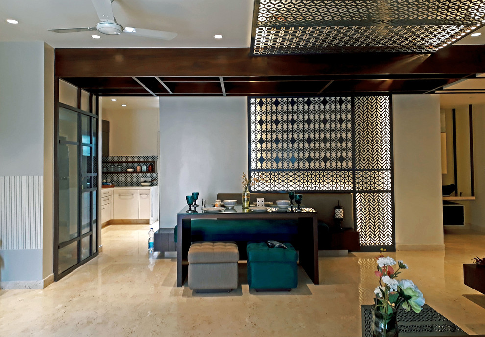 Offenes, Kleines Modernes Esszimmer mit beiger Wandfarbe und beigem Boden in Bangalore
