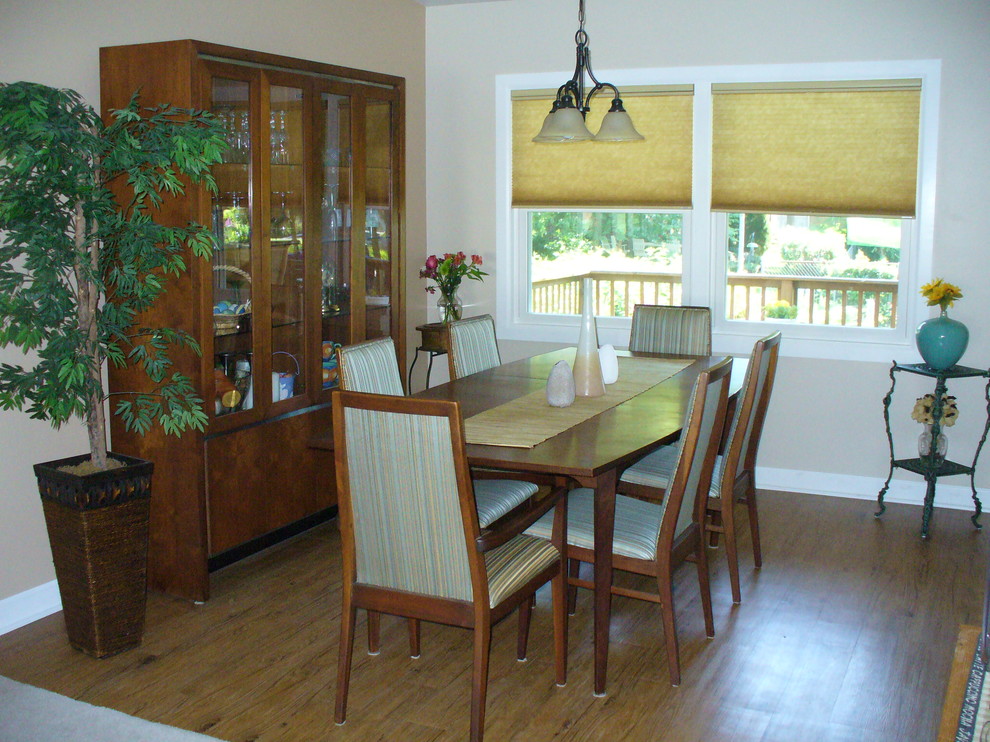 Exemple d'une salle à manger ouverte sur la cuisine moderne de taille moyenne avec un mur beige et parquet foncé.