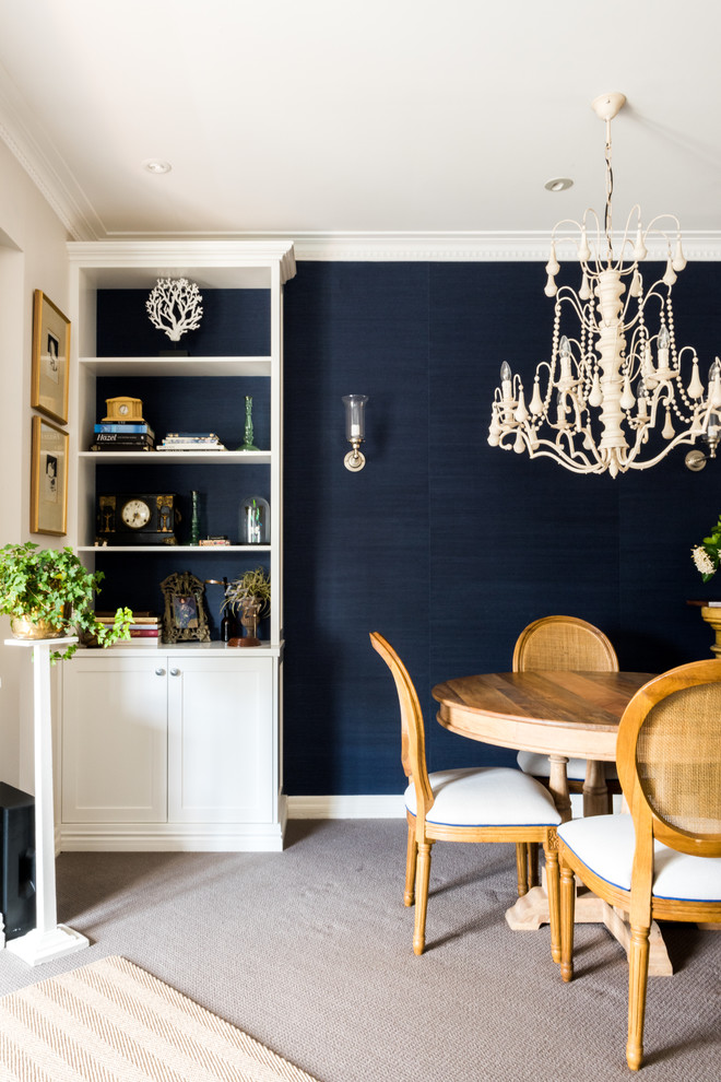 Réalisation d'une petite salle à manger ouverte sur le salon tradition avec un mur bleu, moquette et un sol gris.