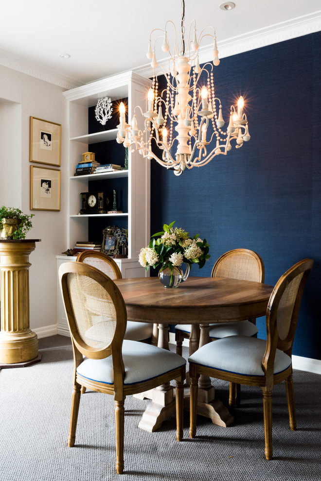 Ejemplo de comedor clásico renovado pequeño abierto con paredes azules, moqueta y suelo gris
