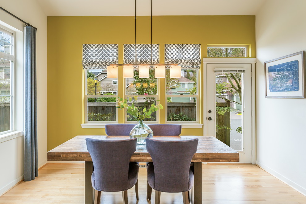 Пример оригинального дизайна: гостиная-столовая среднего размера в стиле неоклассика (современная классика) с желтыми стенами и светлым паркетным полом