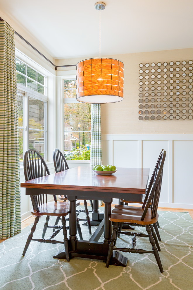 Idée de décoration pour une petite salle à manger ouverte sur la cuisine tradition avec un mur beige et un sol en bois brun.