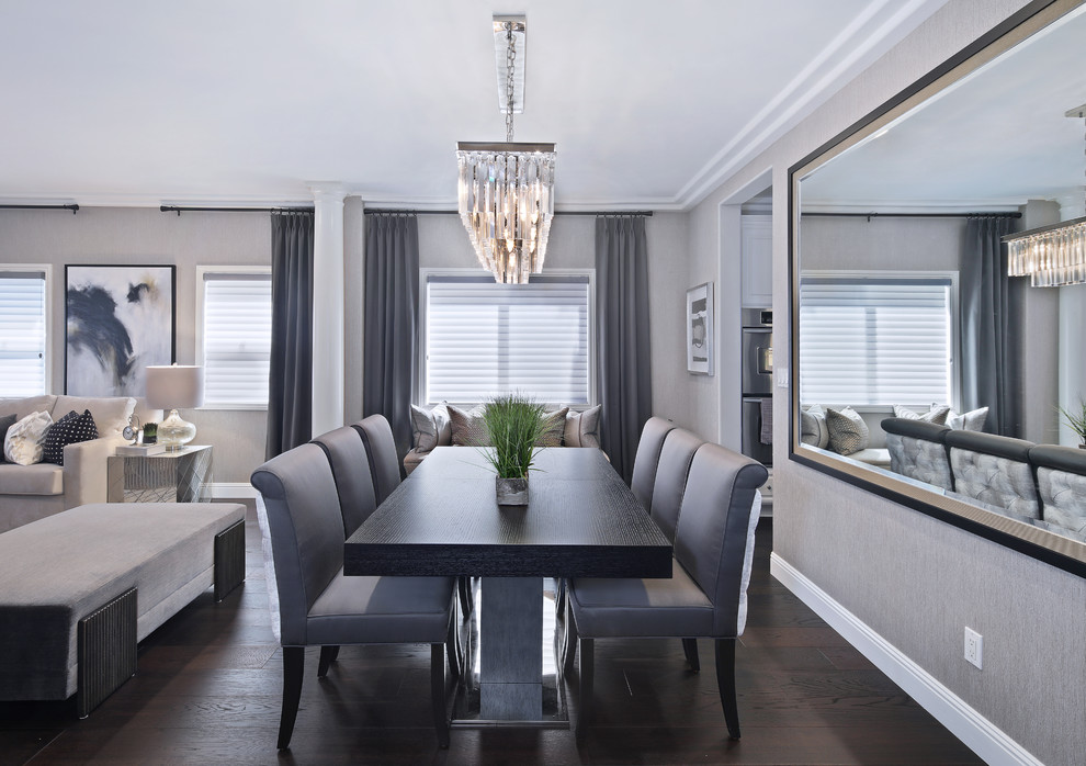 Стильный дизайн: гостиная-столовая среднего размера в современном стиле с серыми стенами, темным паркетным полом и черным полом без камина - последний тренд