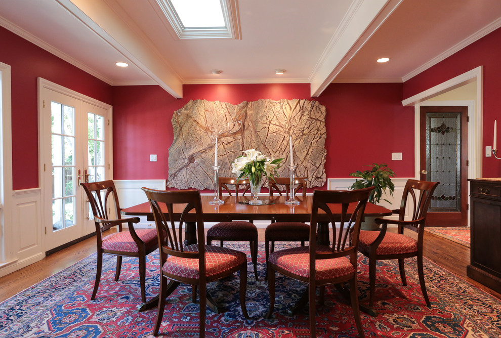 Источник вдохновения для домашнего уюта: большая отдельная столовая в классическом стиле с красными стенами и темным паркетным полом без камина