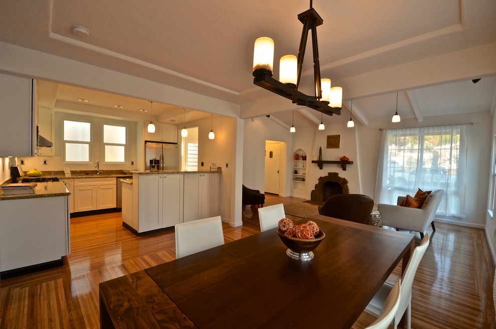 Imagen de comedor bohemio de tamaño medio abierto con paredes blancas y suelo de madera en tonos medios