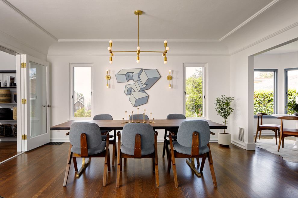 Immagine di una sala da pranzo minimalista con pareti bianche, parquet scuro e pavimento marrone