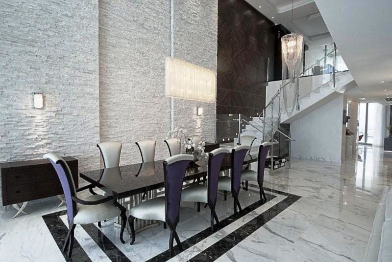 На фото: большая гостиная-столовая в стиле неоклассика (современная классика) с белыми стенами и мраморным полом с