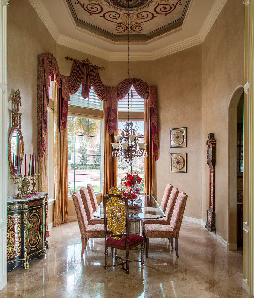 Ispirazione per una sala da pranzo aperta verso la cucina classica di medie dimensioni con pareti beige, pavimento in marmo e pavimento beige