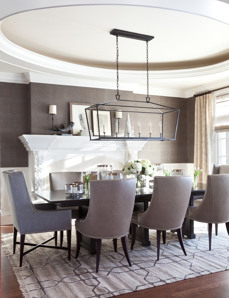 Источник вдохновения для домашнего уюта: столовая в классическом стиле с серыми стенами, темным паркетным полом и стандартным камином