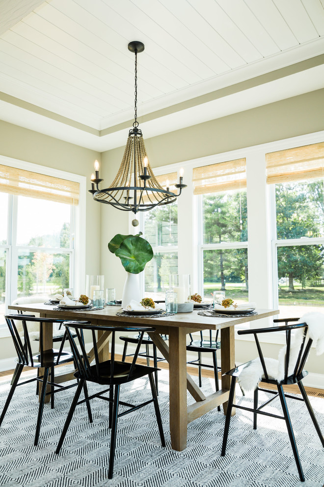Immagine di una sala da pranzo aperta verso il soggiorno minimalista di medie dimensioni con pareti beige e pavimento in legno massello medio