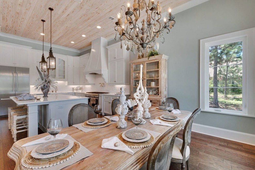 Aménagement d'une salle à manger ouverte sur la cuisine classique de taille moyenne avec un mur gris, un sol en bois brun et aucune cheminée.